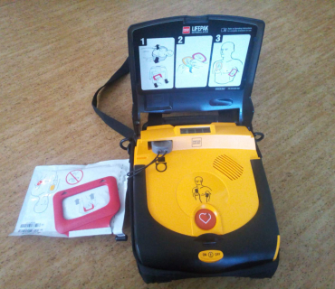 2018 - AED - automatický defibrilátor.