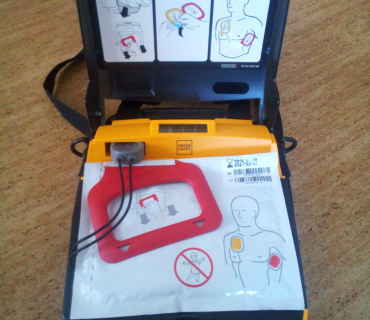 2018 - AED - automatický defibrilátor.